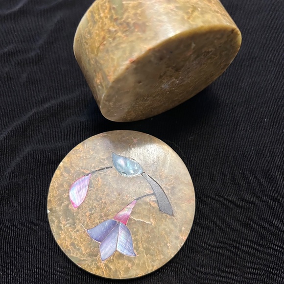 Vintage soap stone small round trinket box with floral inlays. - Picture 2 of 6
